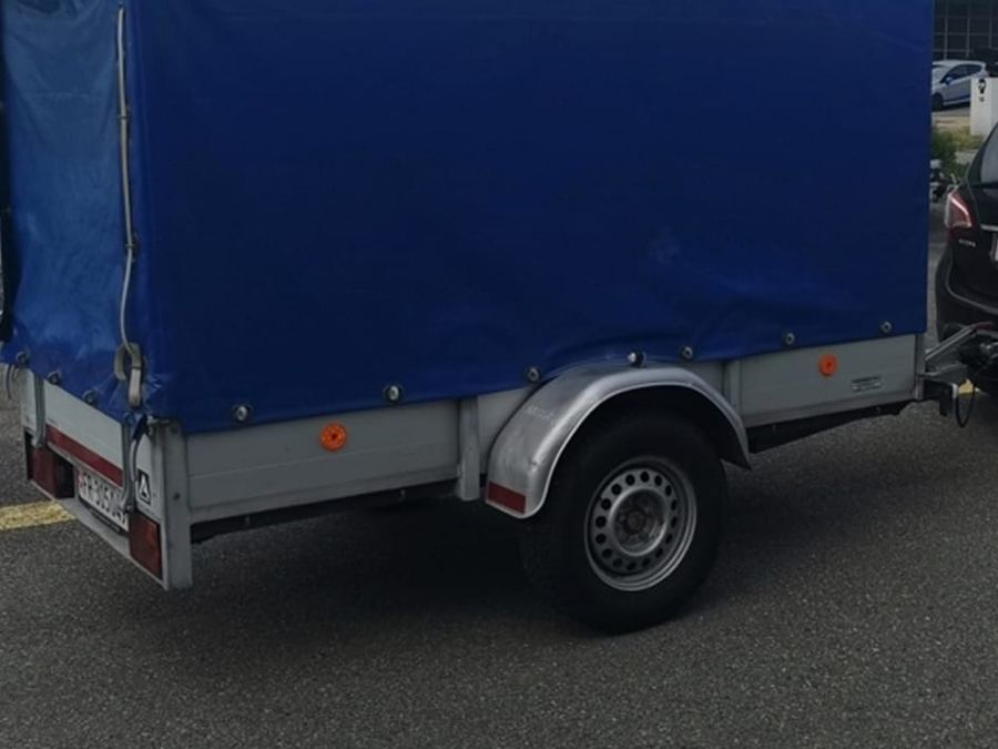 Anhänger mit Plane für Materialtransport