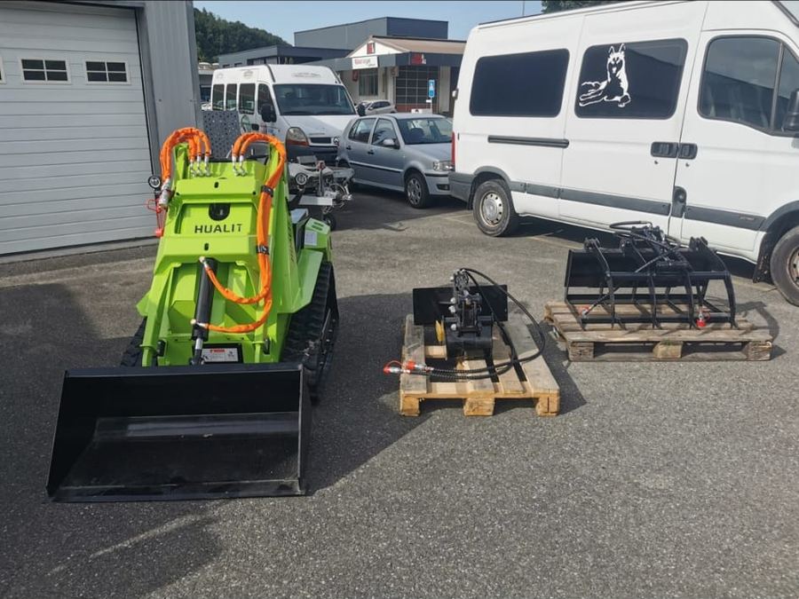 Kompakt-Raupenlader mit Anbaugeräten