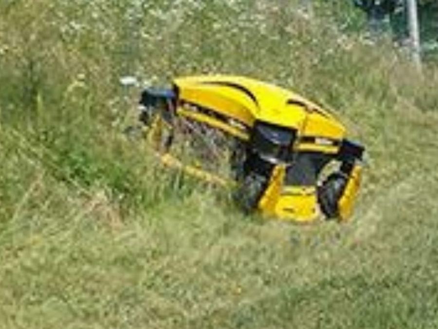 Hangmäher auf einer steilen Böschung im Einsatz