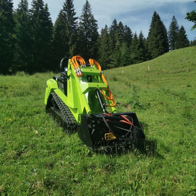 Kompakt-Raupenlader auf einer Bergwiese