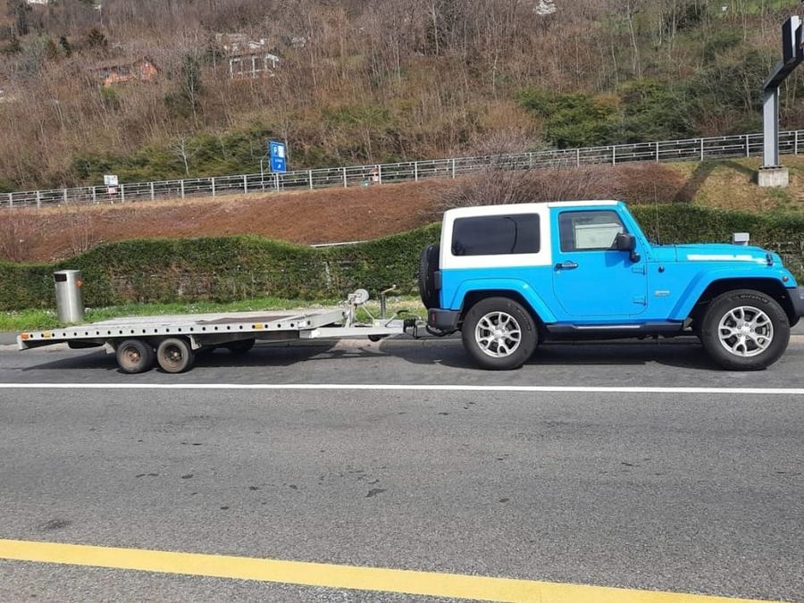 Fahrzeug auf einem Autotransport-Anhänger