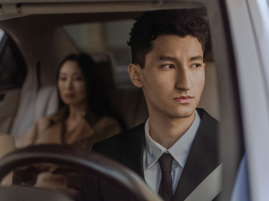 Chauffeur am Steuer eines Fahrzeugs